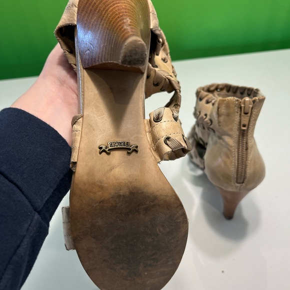 Beige very fun leather sandals with wooden heel - Picture 5 of 6